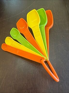 Vintage 70’s Tupperware Measuring Spoon Set 7